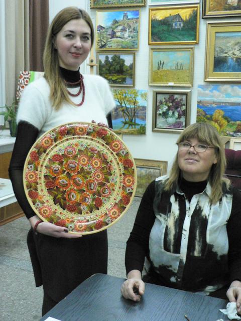Декоративну таріль Н. Колядко показує А.Поплавка