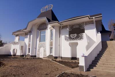 Комплекс керамічних рельєфів на фасаді приватного будинку