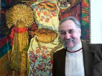 Анатолій Якимець біля свого натюрморту "Хліб"
