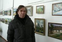 Микола Боровик біля своєї експозиції