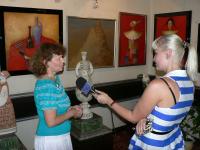 Лариса Жолудь презентує скульптуру з кераміки
