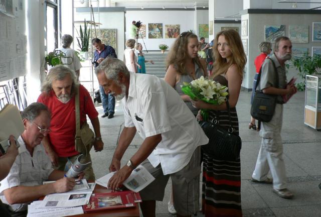 Ювіляр залишає автографи на пам'ять